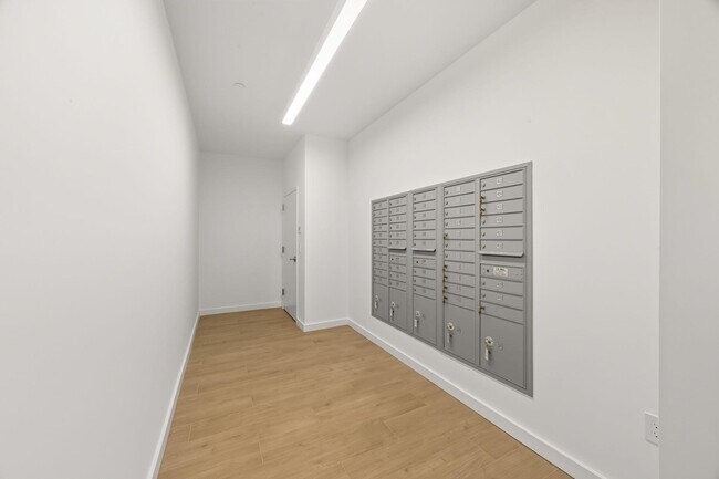 Building Photo - 425 3rd St