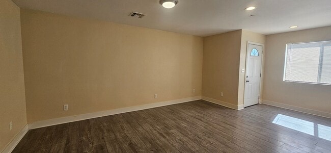 Building Photo - 85(1631)