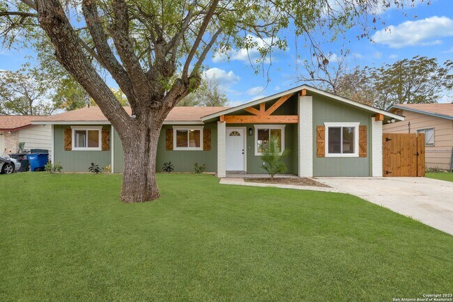 Building Photo - Charming Home Awaits: Spacious & Modern Li...