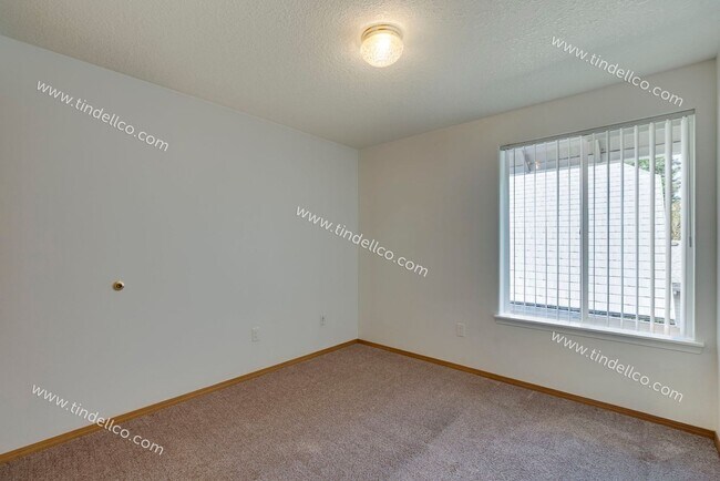 Building Photo - $500 OFF 2ND MONTH RENT** Spacious Pet-Friendly Top-Floor Unit w/ Parking Included!