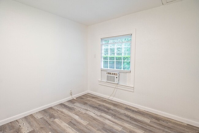 Building Photo - 1118 Louise Dr