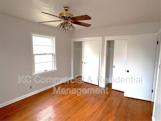 Building Photo - 802 E 75th Terrace
