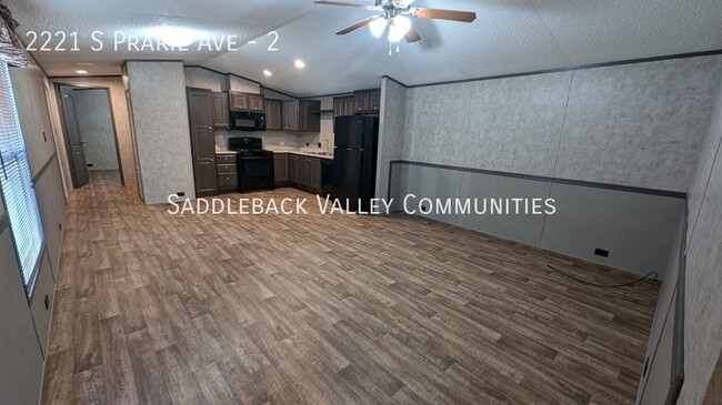 Building Photo - 2221 S Prairie Ave