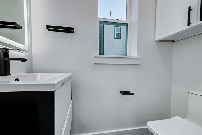 Building Photo - 1913 Hoskins Dr