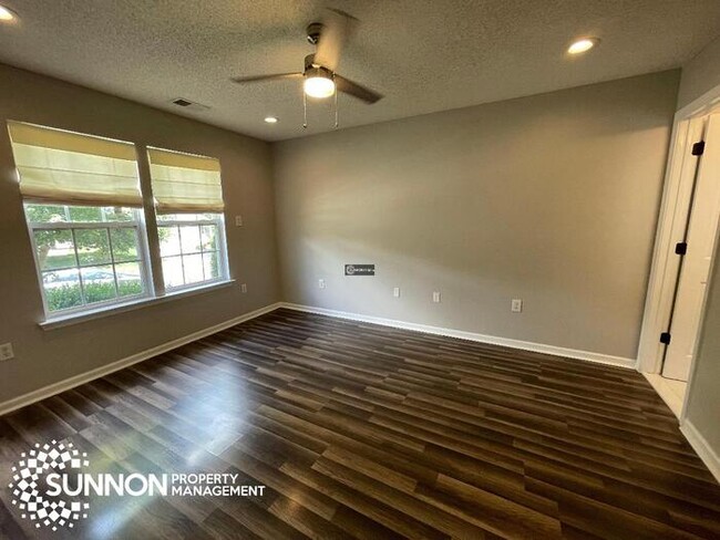 Building Photo - Beautiful 3 bedroom 2 full bath Ranch loca...