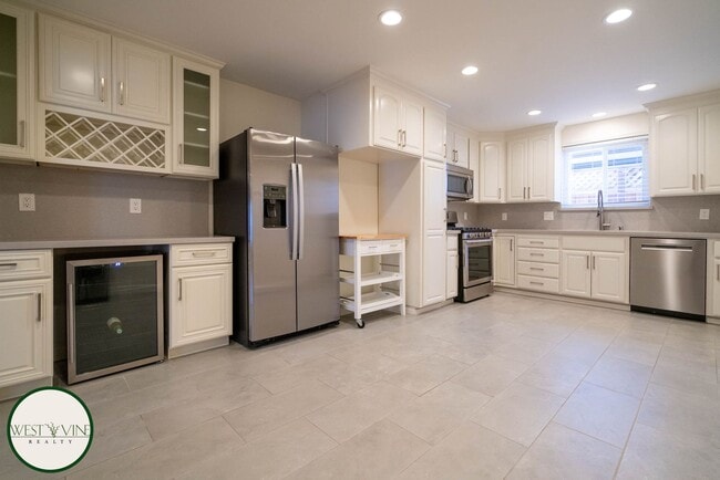 Building Photo - Stunning 3 Bed / 2 Bath Home | Attached Ga...