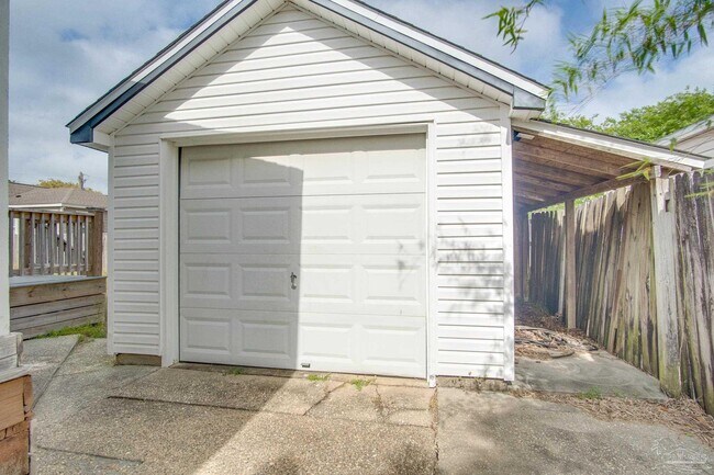 Building Photo - 2012 N 19th Ave