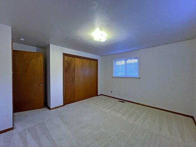Building Photo - Rental ranch rambler - 3 bed, 2.5 bath, 2 ...