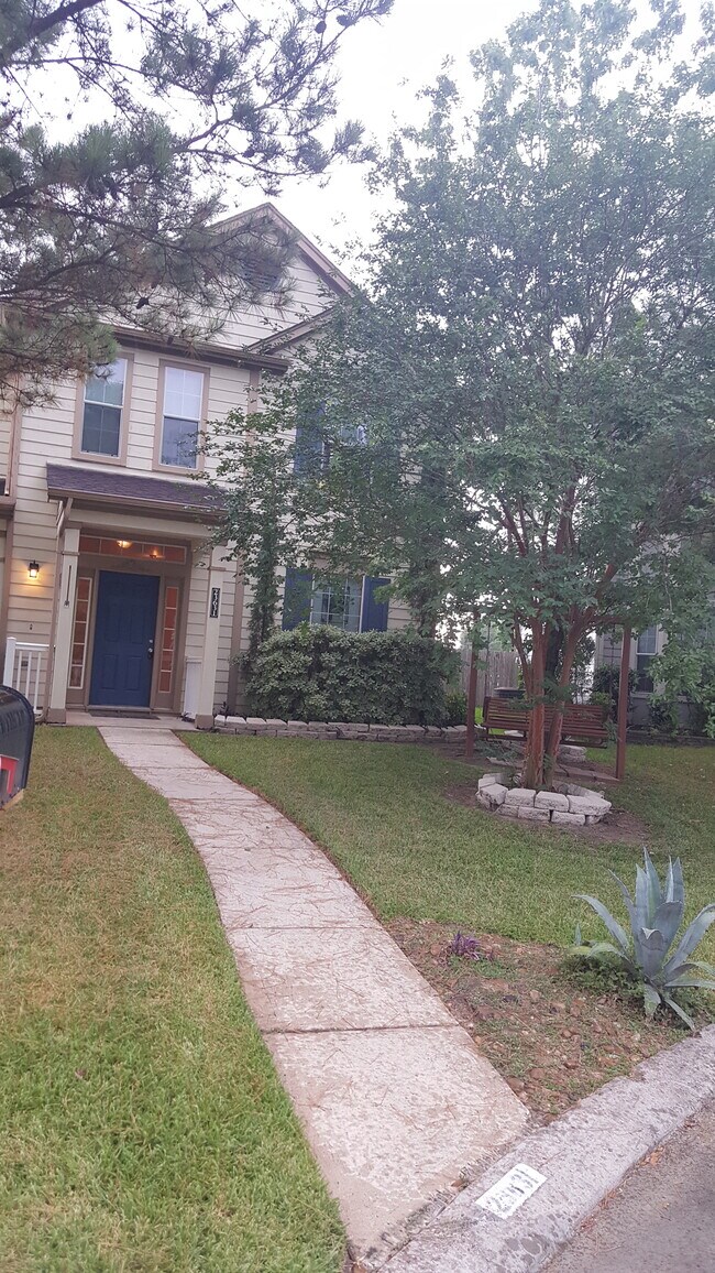 WELL MAINTAINED TOWNHOME IN QUIET NEIGHBORHOOD. Dynamite rental with carpeting only on stairs in thi - 23631 Twisting Falls Drive