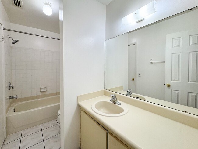 Building Photo - Spacious 1 bedroom 1 bathroom in DelRey Community!