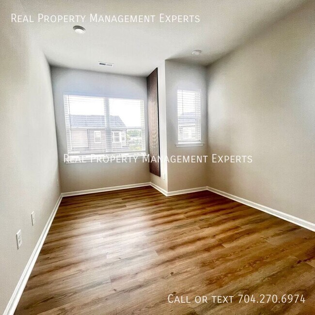 Building Photo - 3162 Hutton Gdns Ln