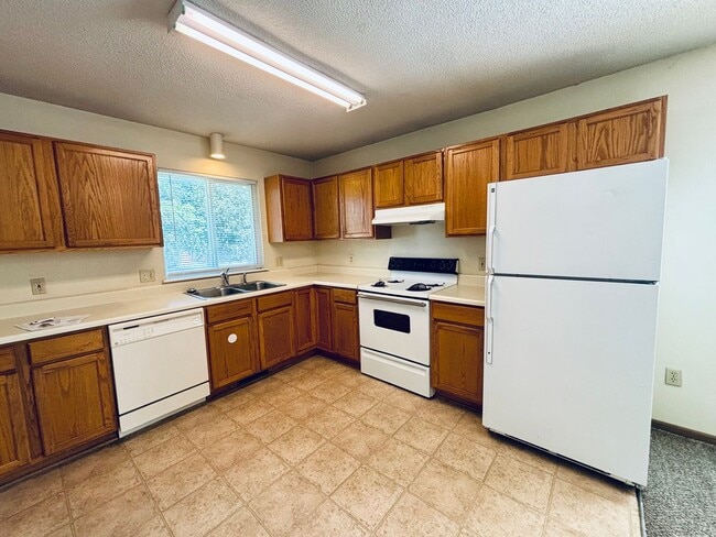 Building Photo - 4 Bed 2 Bath Centrally Located - Pre Leasi...