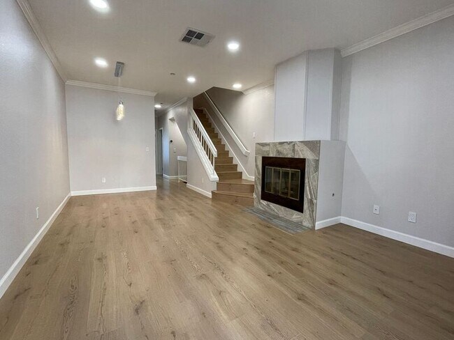 Building Photo - 964 Belmont Terrace