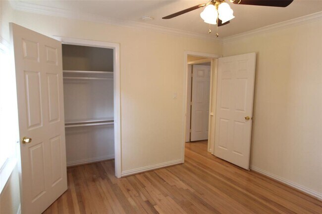 Building Photo - 6505 Sivley St