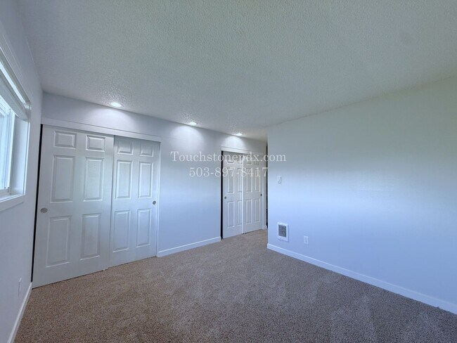 Building Photo - Inviting East Portland Apartment with Bright Living and Everyday Comfort