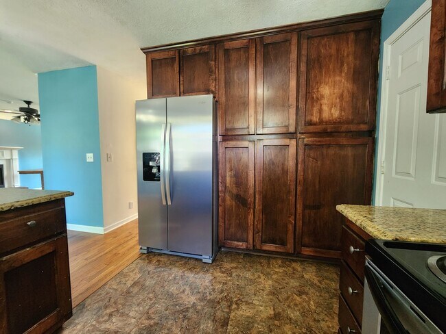 Building Photo - 1680 Barrywood Cir E