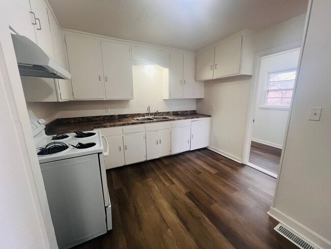 Building Photo - Beautifully Updated 4 Bedroom 1.5 Bathroom Home located Northeast Wichita, KS.