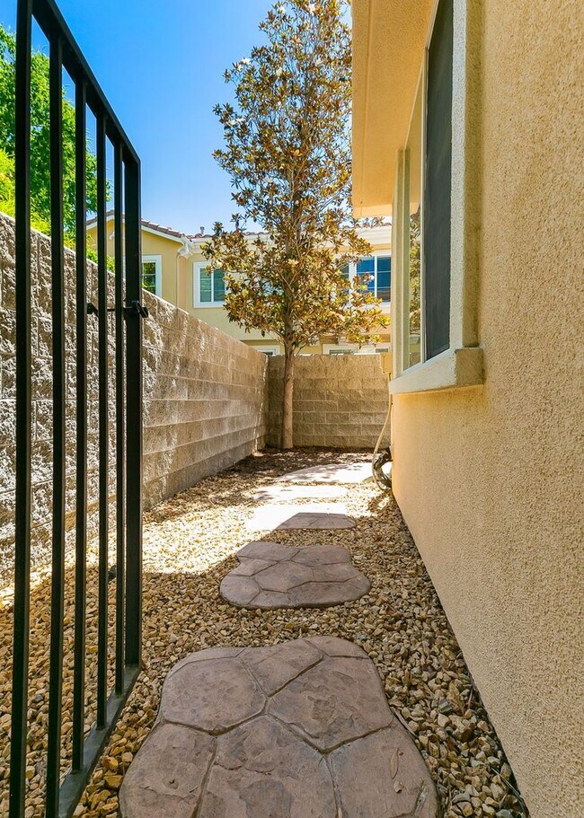 Building Photo - Paseo del Sol Charmer with Private Yard and Community Pool