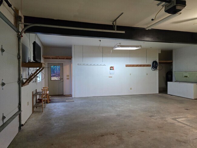 Building Photo - 3BR/3BA Home on 1.9 Acres – Garage & Pet F...