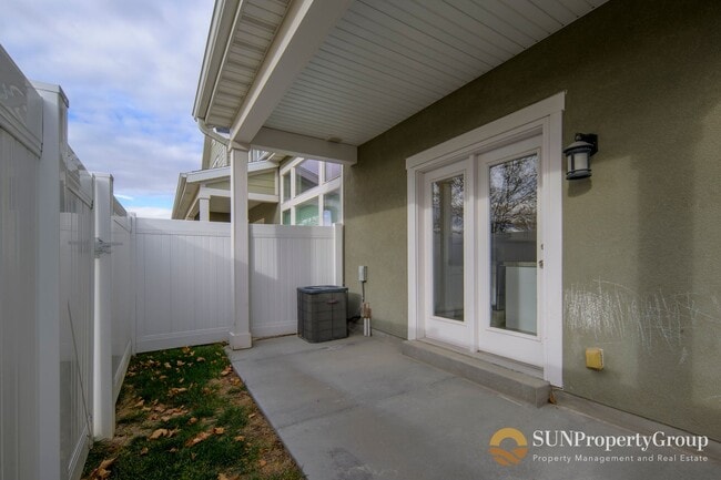 Building Photo - Stunning Townhome In Desirable Riverton Area