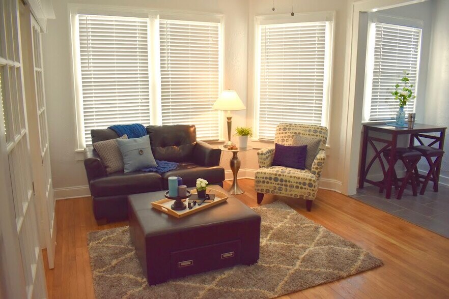 Building Photo - 407 S Melville Ave