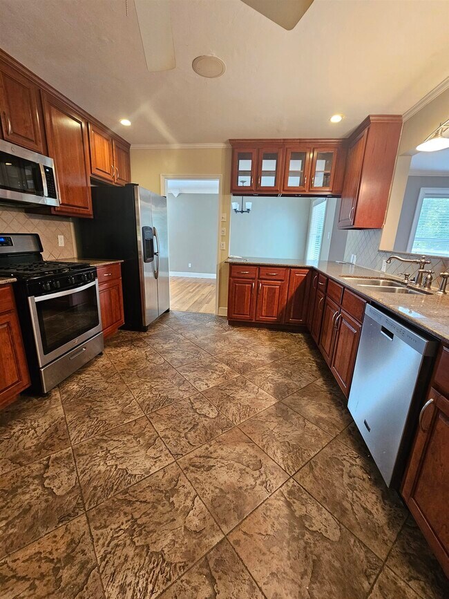 Building Photo - 850 Brookwood Dr