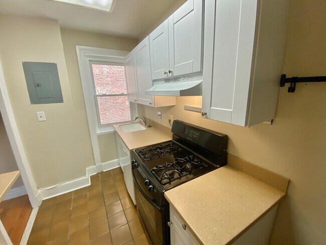 Building Photo - Have Breakfast at Tiffany's! Dupont's Gleaming Light Filled 2 En-suites w/ W/D at the Tiffany!