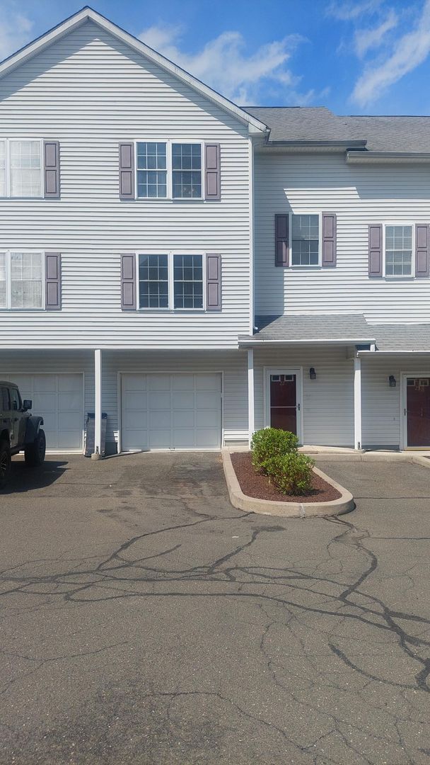 Building Photo - Spacious Townhouse w/Renovated Bathroom