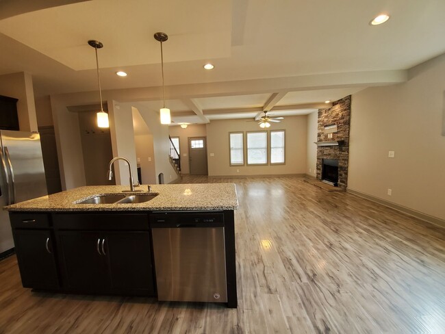 Building Photo - $2195 - 4 Bedroom 2.5 Bath Stunning Home