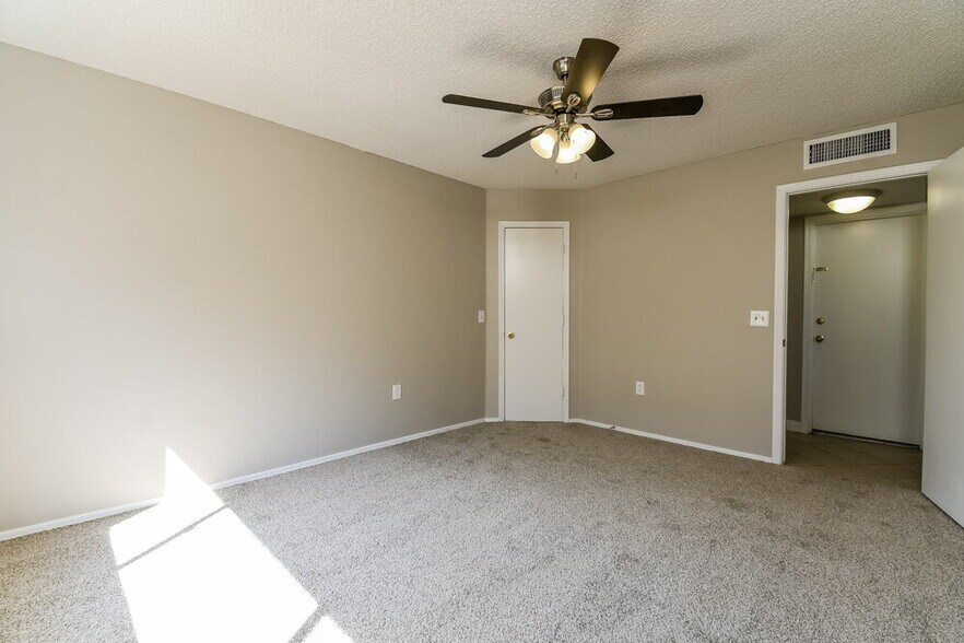 Building Photo - 1158 N Florence Dr