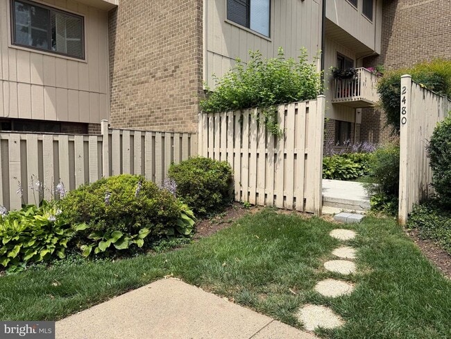Building Photo - 2480 Glengyle Dr