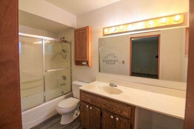 Building Photo - 1810 S Sharron St