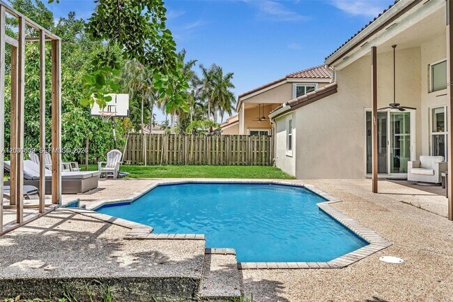Building Photo - 3877 Bimini Ave