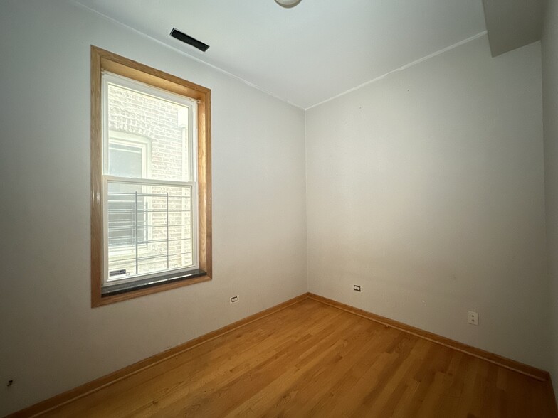 Building Photo - 2136 W Chicago Ave