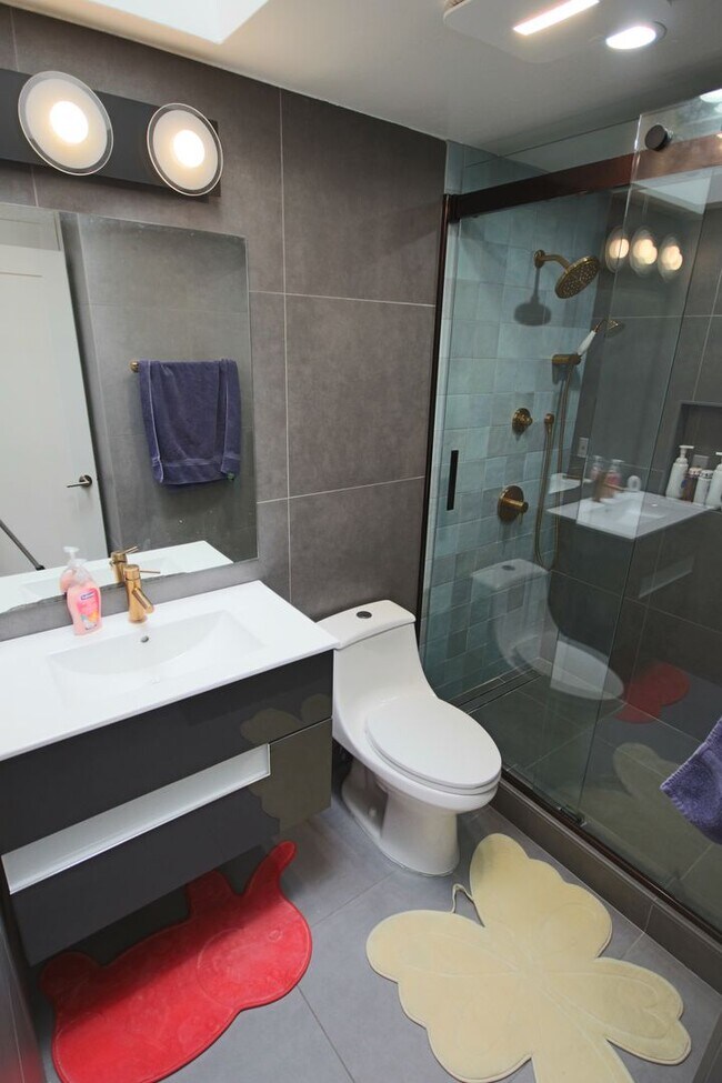 Building Photo - Furnished Recently Renovated Townhome