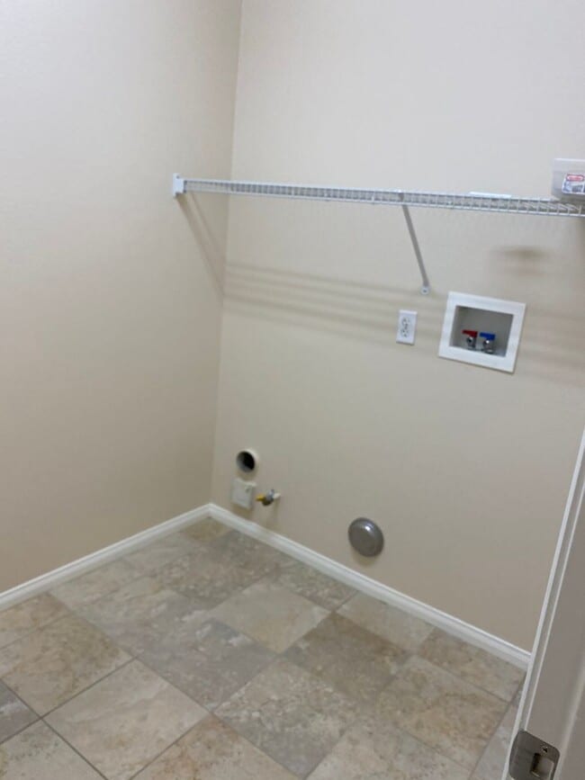 Building Photo - 3 BEDROOM VICTORVILLE HOME