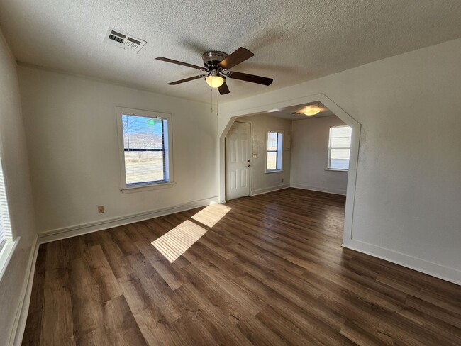 Building Photo - Cute 2 bed 1 bath house in Shawnee