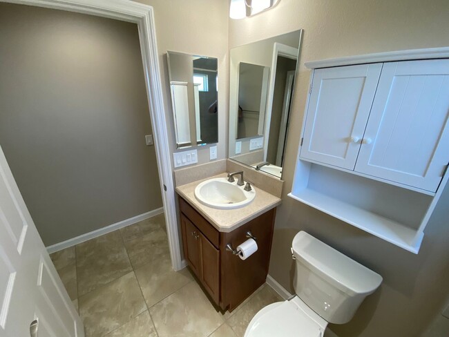 Building Photo - Beautiful Unfurnished 3 bed, 2 bath ANNUAL...
