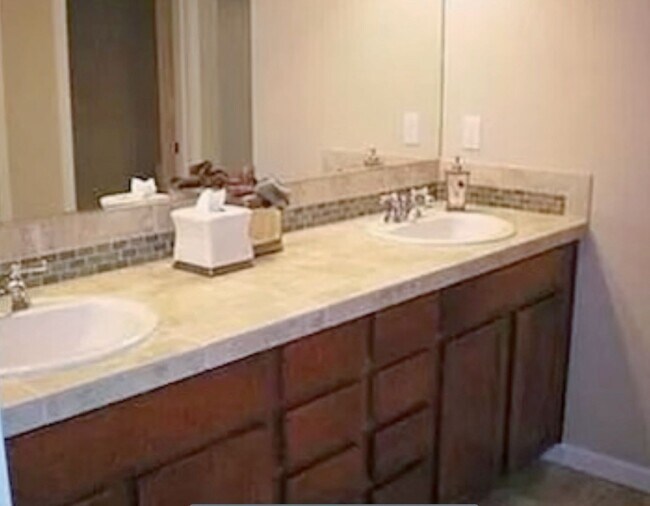 Building Photo - Gorgeous 4 bed plus den