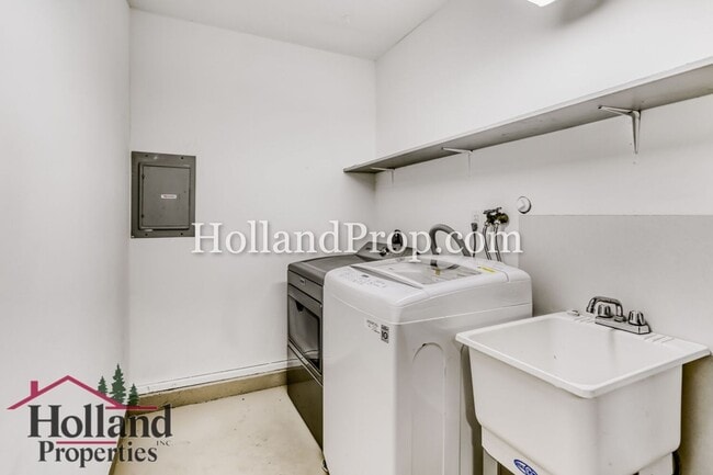 Building Photo - Single level, newly remodeled, in a great Hillsboro location