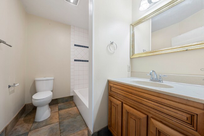 Building Photo - 1357 Park St