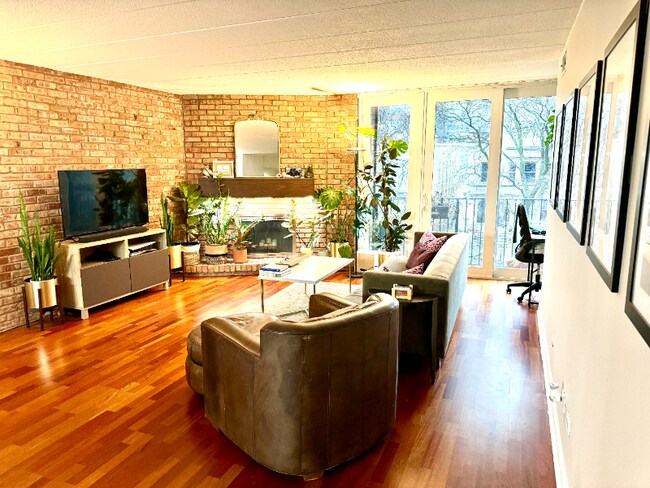 Building Photo - 651 W Sheridan Rd