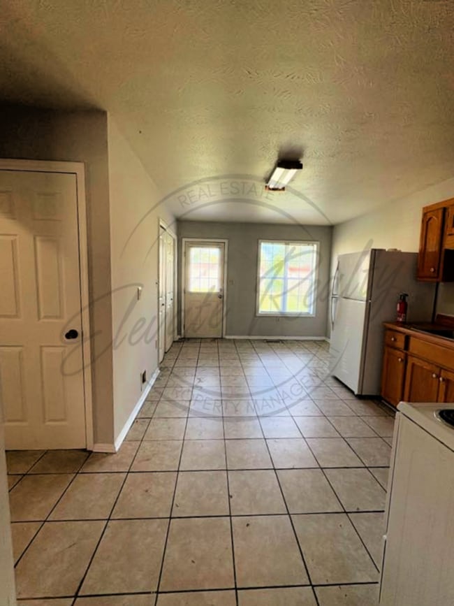 Building Photo - ON SPECIAL: Three Bedroom Ranch with Appli...