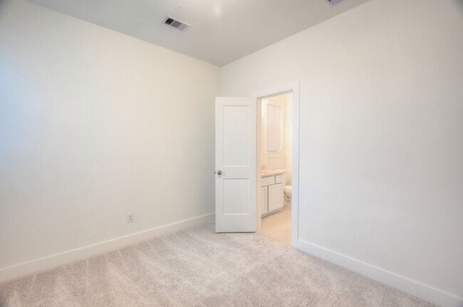 Building Photo - 1535 Crystal Stream Dr