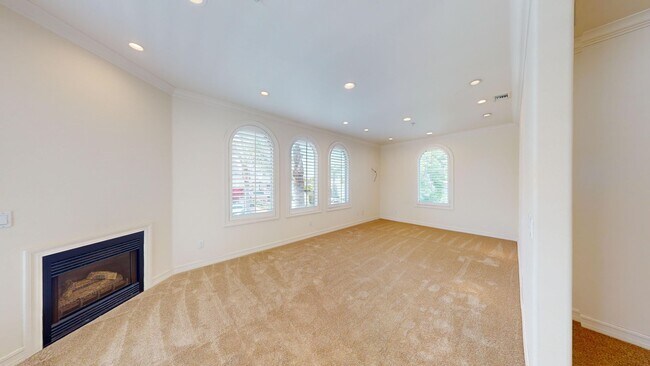 Building Photo - Spacious 4-bedroom 4.5 bath Home in a Gated Complex