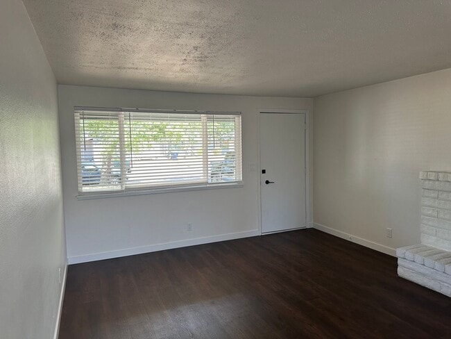 Building Photo - Beautifully updated 2 bedroom 1 bathroom d...