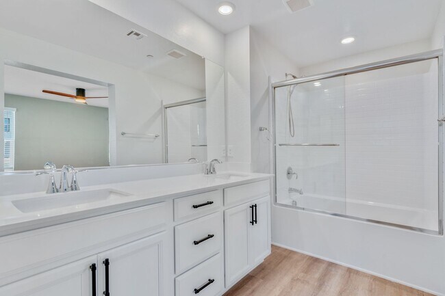 Building Photo - Spacious Three Story 3 Bed 3.5 Bath Smarth...