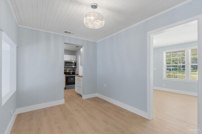 Building Photo - 525 Pelham Rd