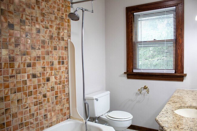 Building Photo - AVAILABLE FOR AUGUST 2026!  Large house ne...