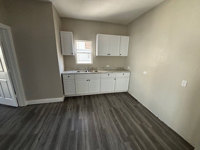 Building Photo - Section 8 Accepted: Affordable 3 Bed, 1 Ba...